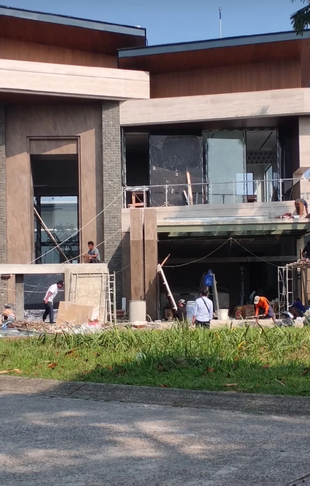 Pemasangan kombinasi slab Quadra premium dan marmer mewah di Proyek Sentul