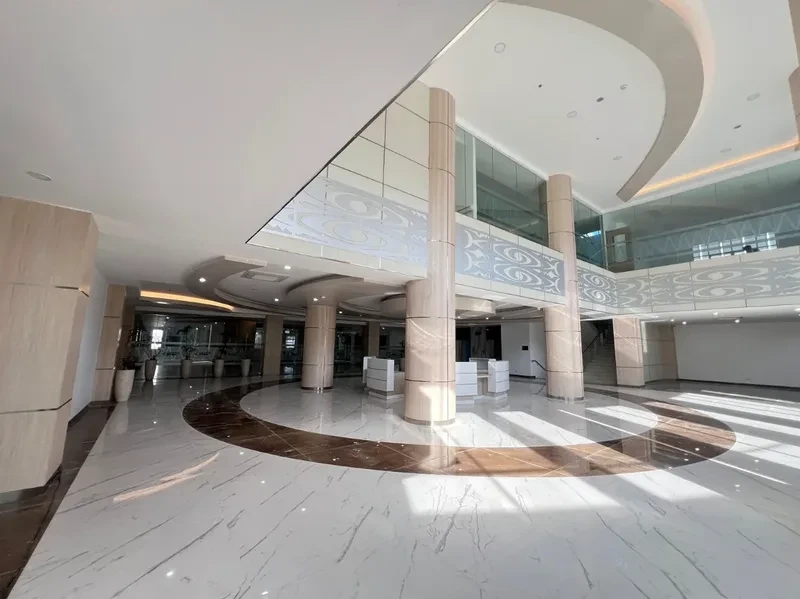 Lantai marmer putih premium di Lobby & Koridor Hotel Atria